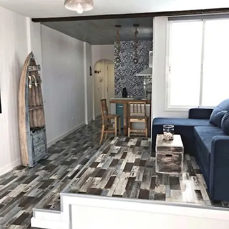 Village Island Heights דירה